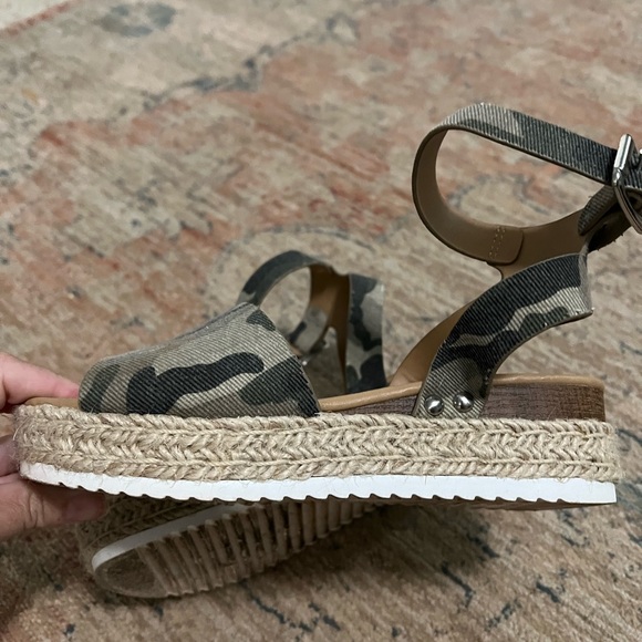 Soda Girl’s Camo Platform Sandals, Size 2 - Picture 4 of 11